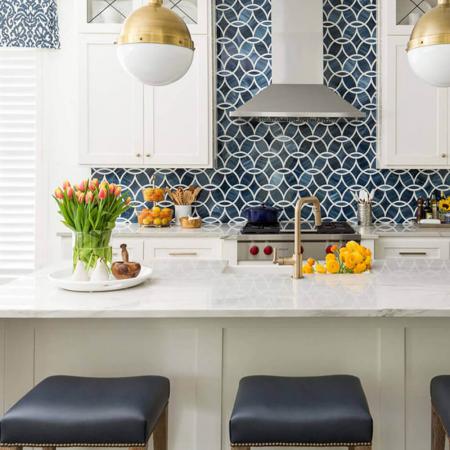 مزایای استفاده از انواع کاشی بین کابینتی